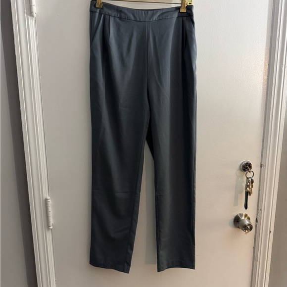 Woman’s Gray trouser pants - Picture 1 of 2